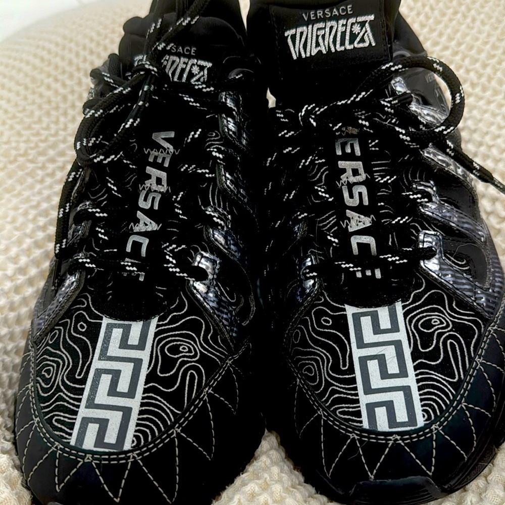 VERSACE CHAIN REACTION LEATHER LOW TRAINERS ***LIKE NEW***